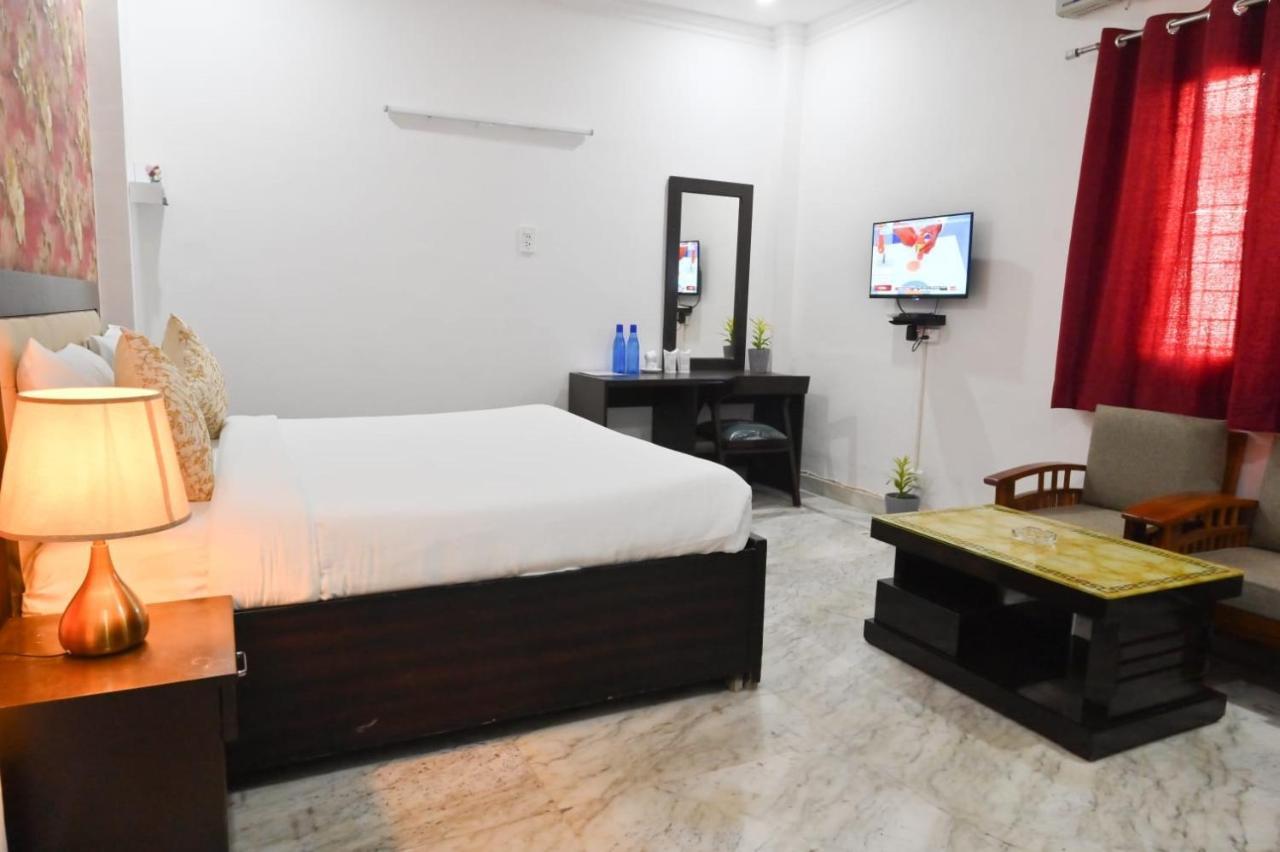 Hotel Wild Rose New Delhi Exterior photo